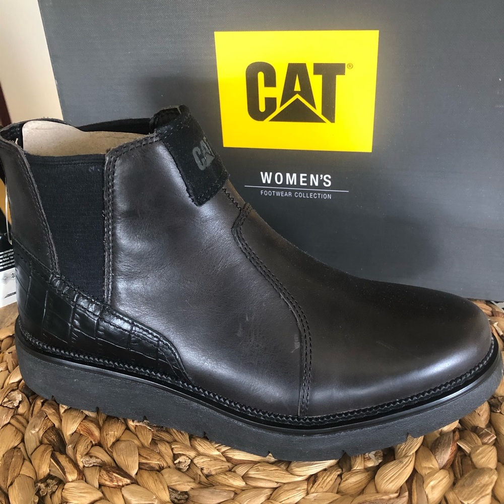 Never worn CAT Women’s work boots. Chariot Chelsea Boots Size 9. Black.